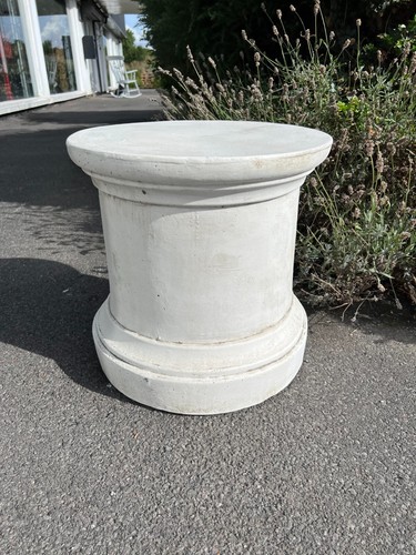 Round plinth short stand white - round,